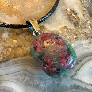 3127 Chic Pink and Green Polished Stone Pendant Necklace